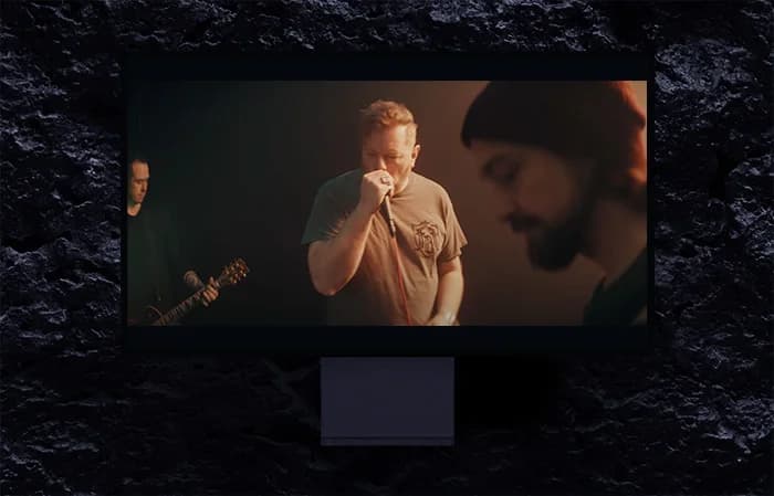 The lead performer and band on set